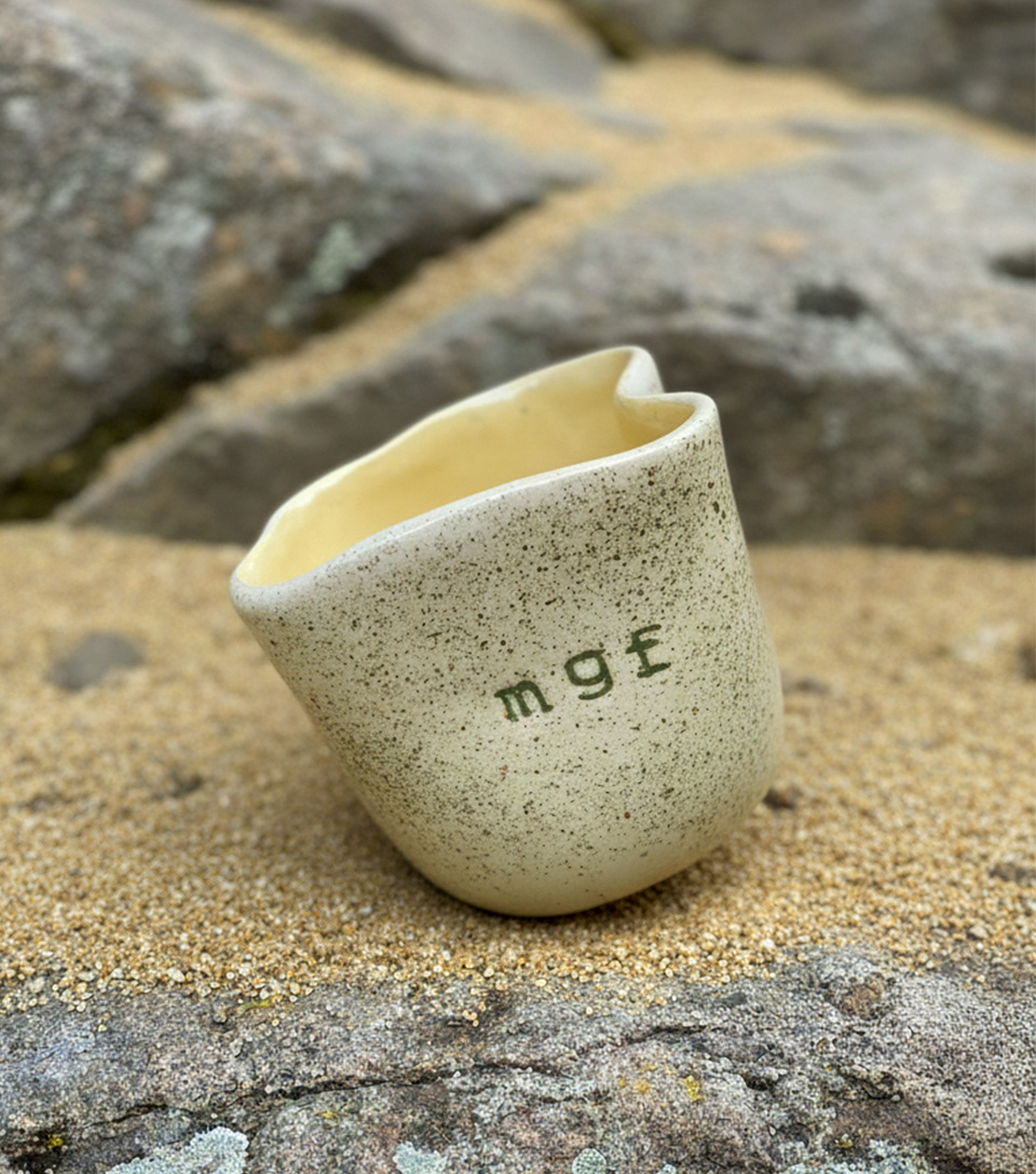 Taza Blanca y Beige MGF - Imagen 3